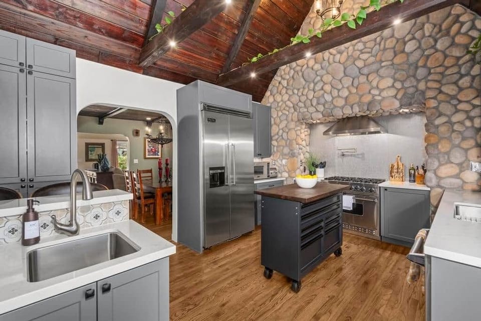 Kitchen - Kensington Canyon - Celebrity Vacation Homes