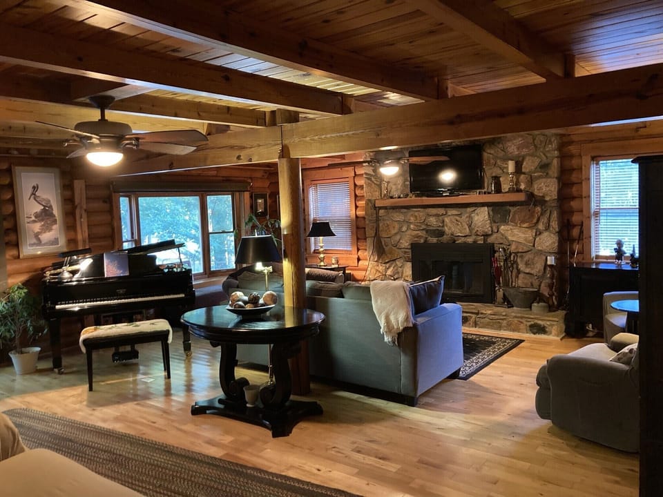 Family room: tickle the ivories, build a fire, catch up - Queen pullout