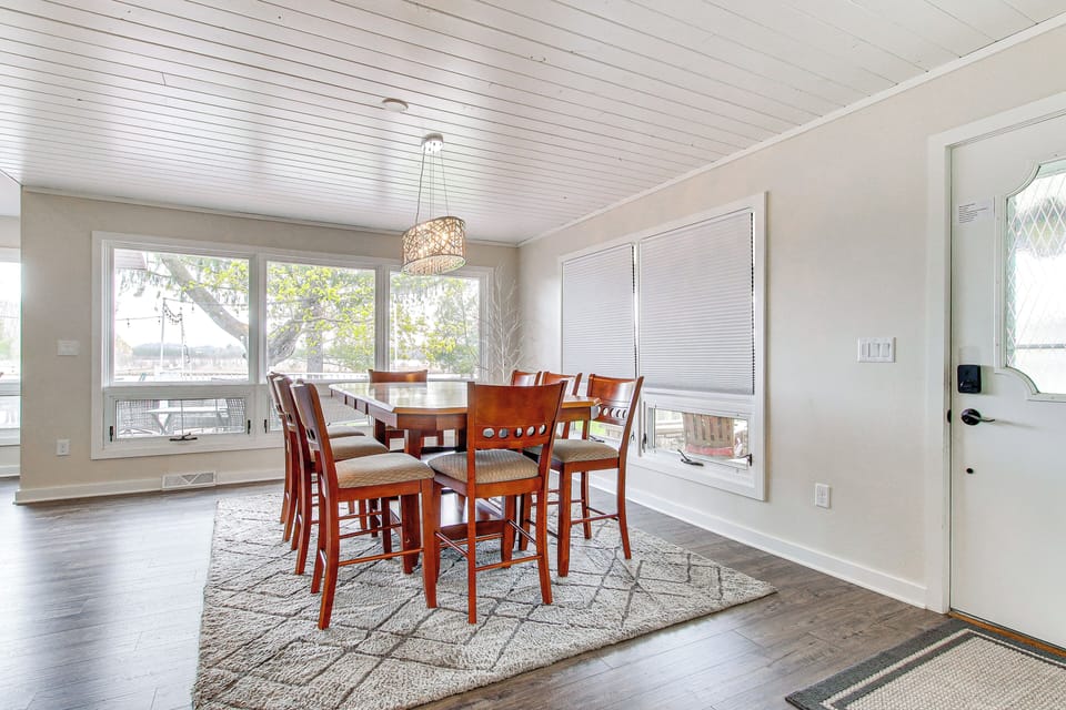 Dining Room | Dishware & Flatware Provided