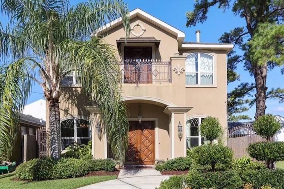 House front with circular driveway.