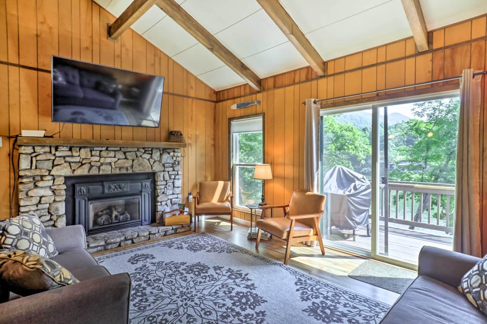 Living Room | Smart TV | Gas Fireplace | Free High-Speed WiFi