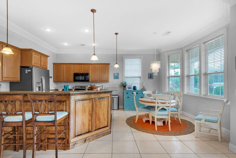 Eat-in bar plus dining table