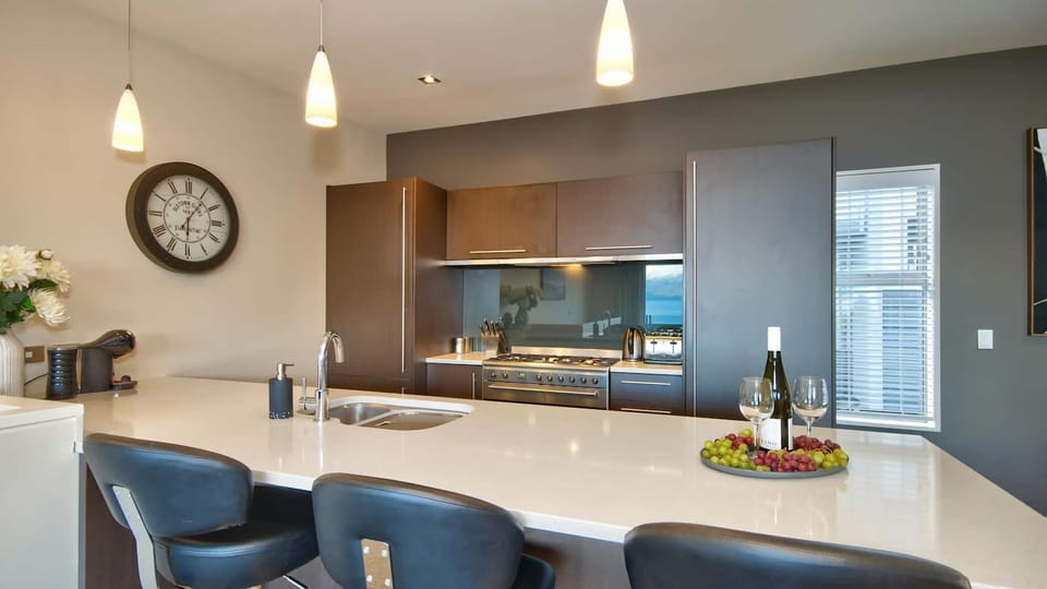 Well set out kitchen with breakfast bar