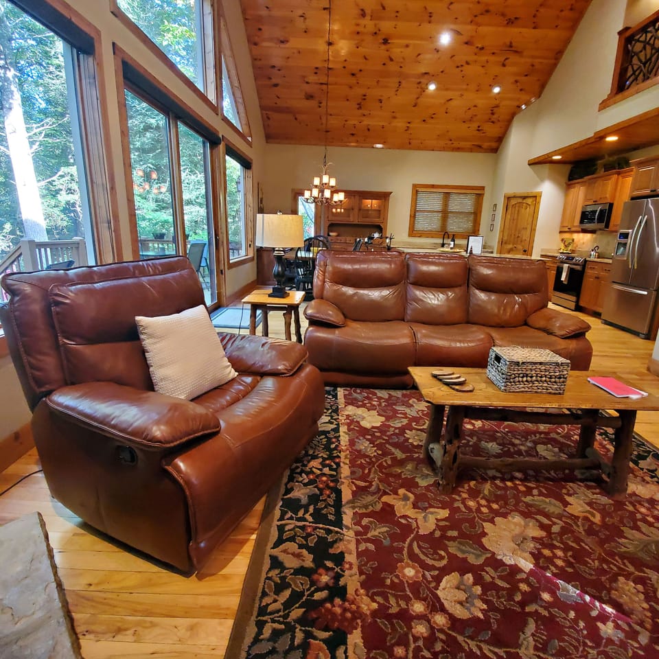 Cozy living room with remote controlled fireplace, SmartTV and plenty of seating