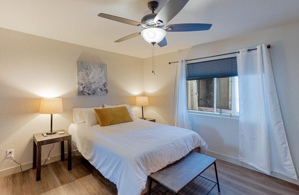 Bedroom 2: Queen bed, Smart TV
