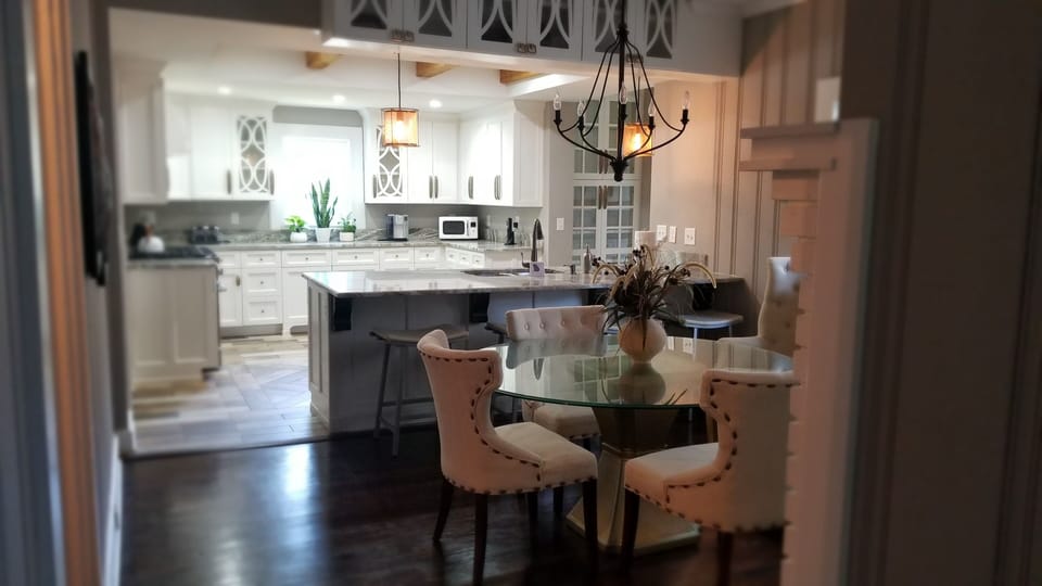 Eat in Kitchen 