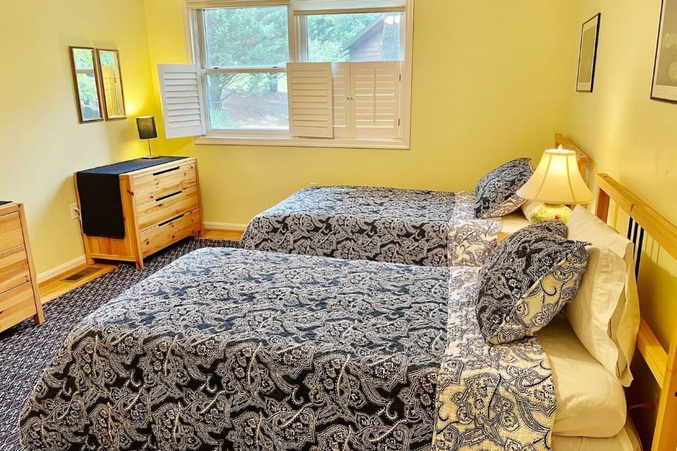 1st floor bedroom #2 - twin