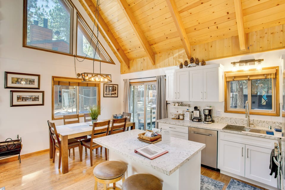 Kitchen | Blender | Pots & Pans | Dishwashing Soap Provided