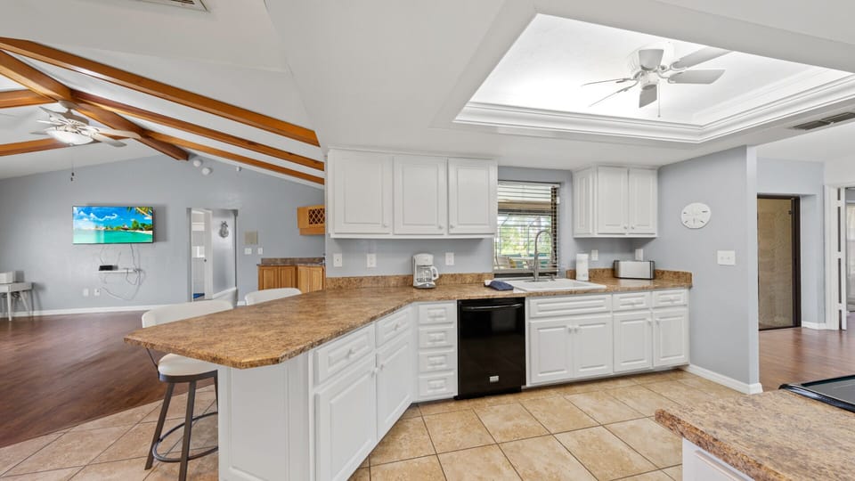 Kitchen with breakfast bar