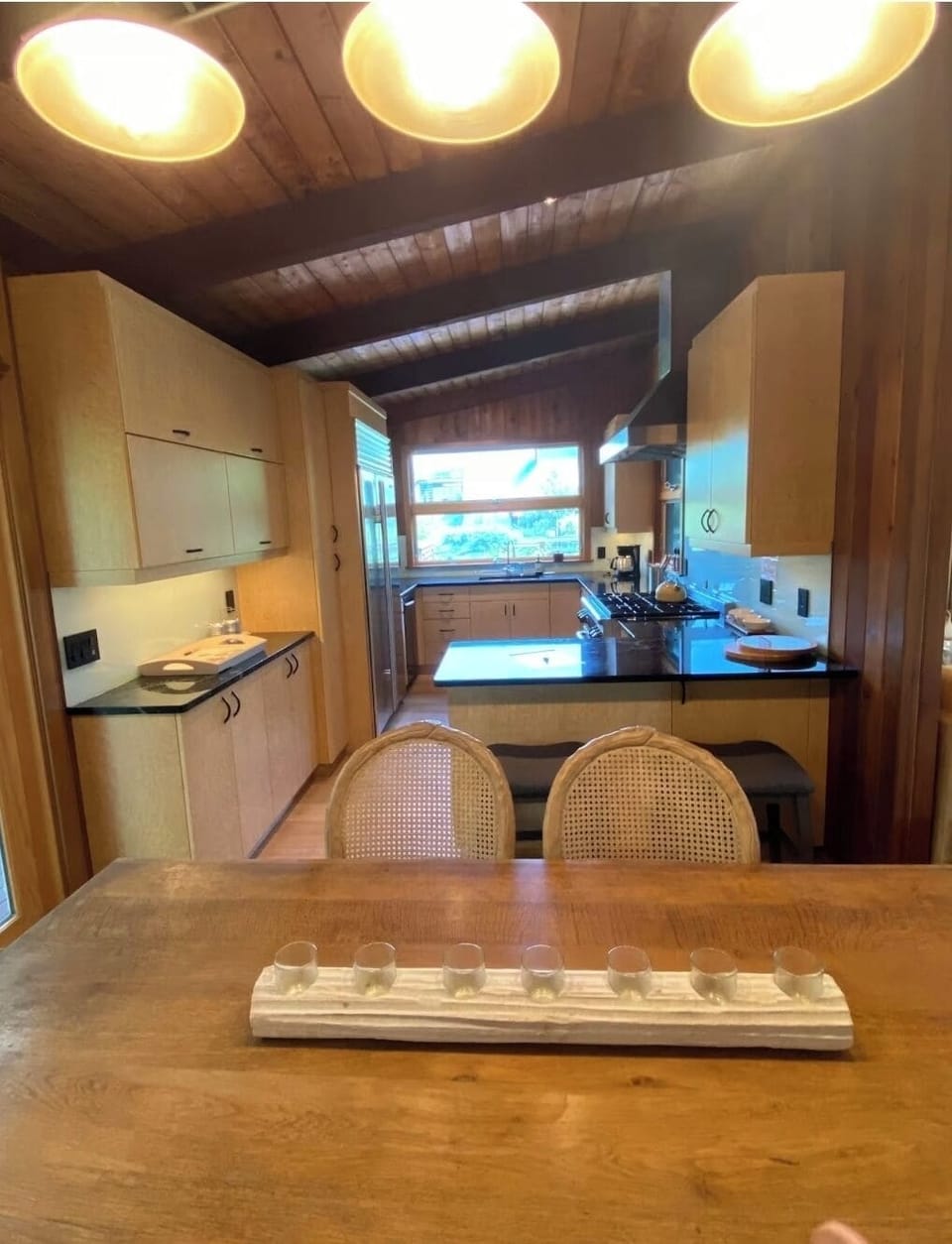 Dining area with 6 chairs 