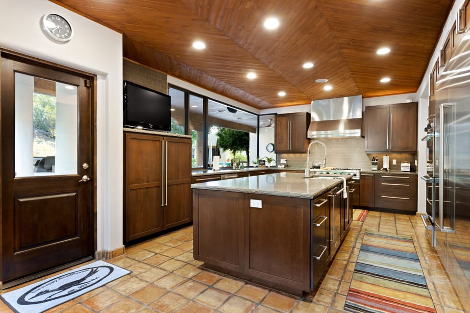 Fully Equipped Kitchen w/ Large  Center Island