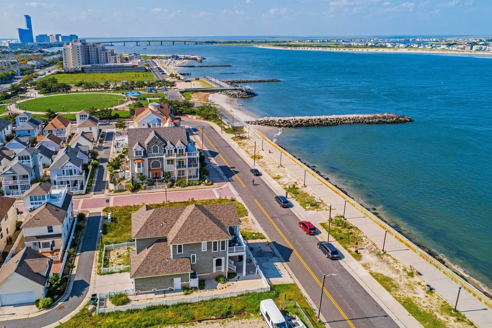 Home Exterior | Keyless Entry | Steps to Beach