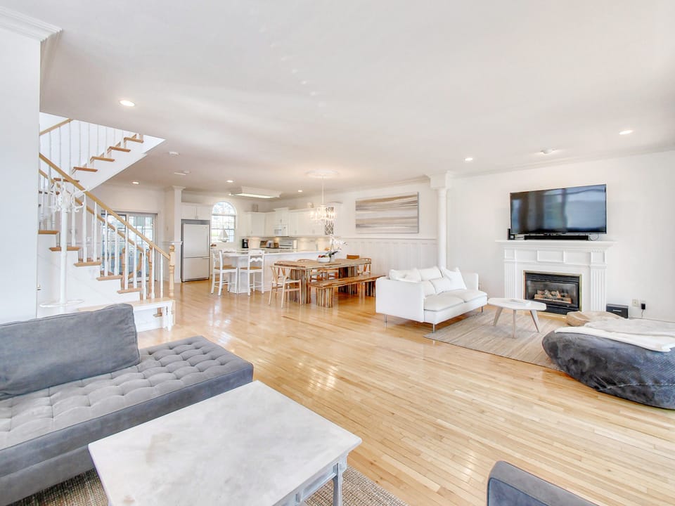 Large open concept main floor - an entertainer's dream