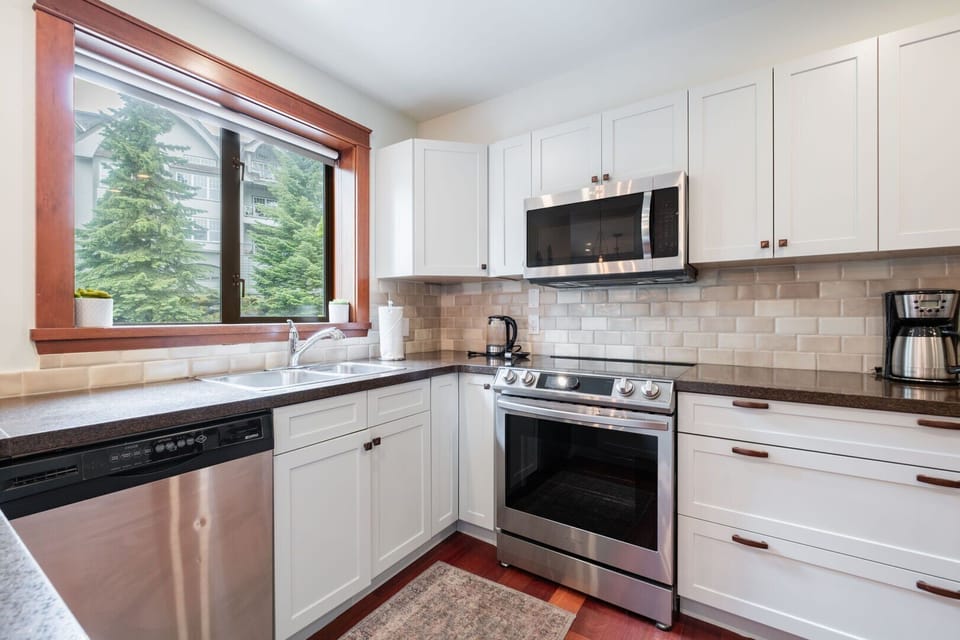 Full kitchen: Stainless steel appliances