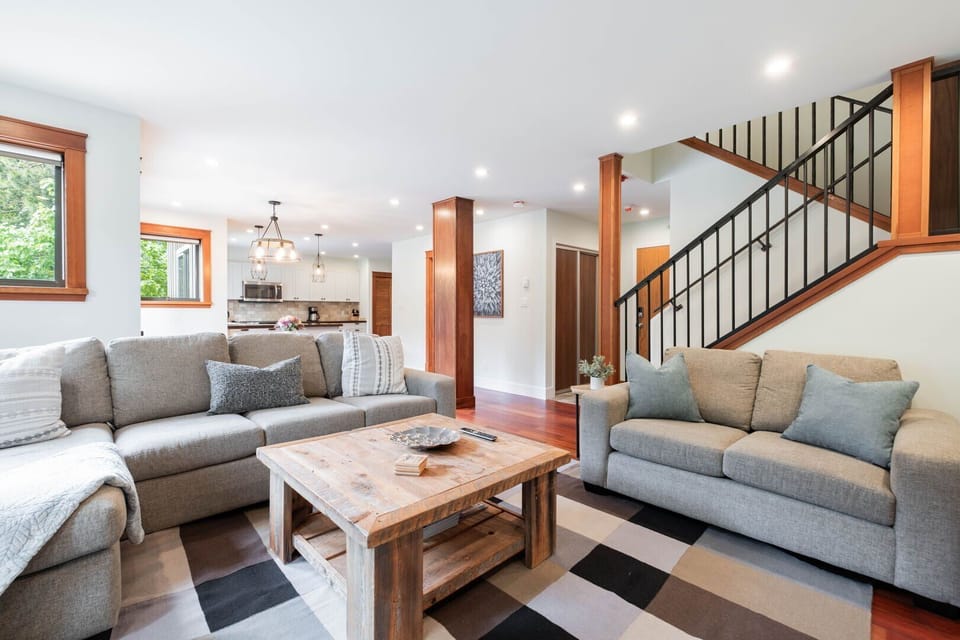 Living area: Queen pull-out