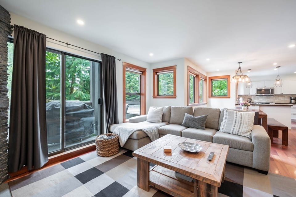 Living area: Queen pull-out
