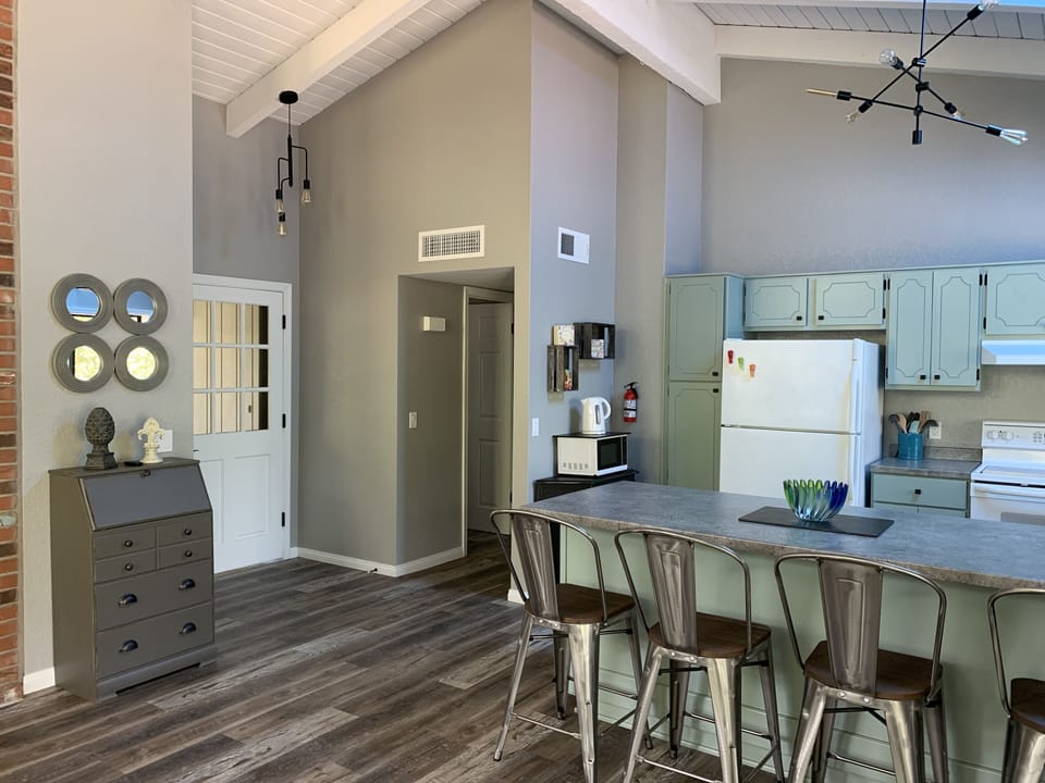 Bright and open Entry and kitchen with breakfast bar