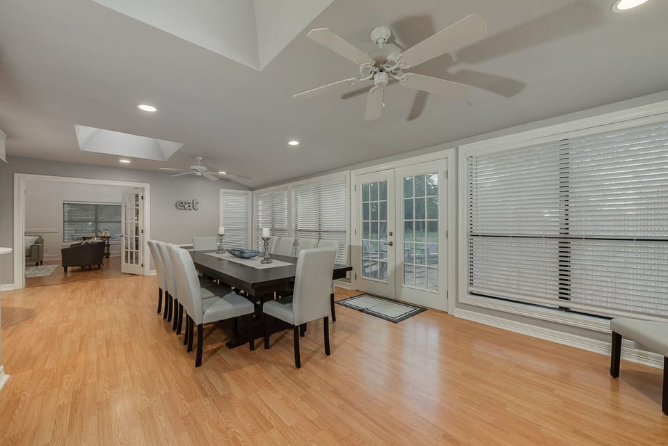 HUGE DINING AREA WITH SEATING FO 10 PEOPLE