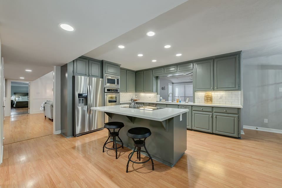 LARGE KITCHEN WITH LOTS OF SPACE TO PREPARE MEALS