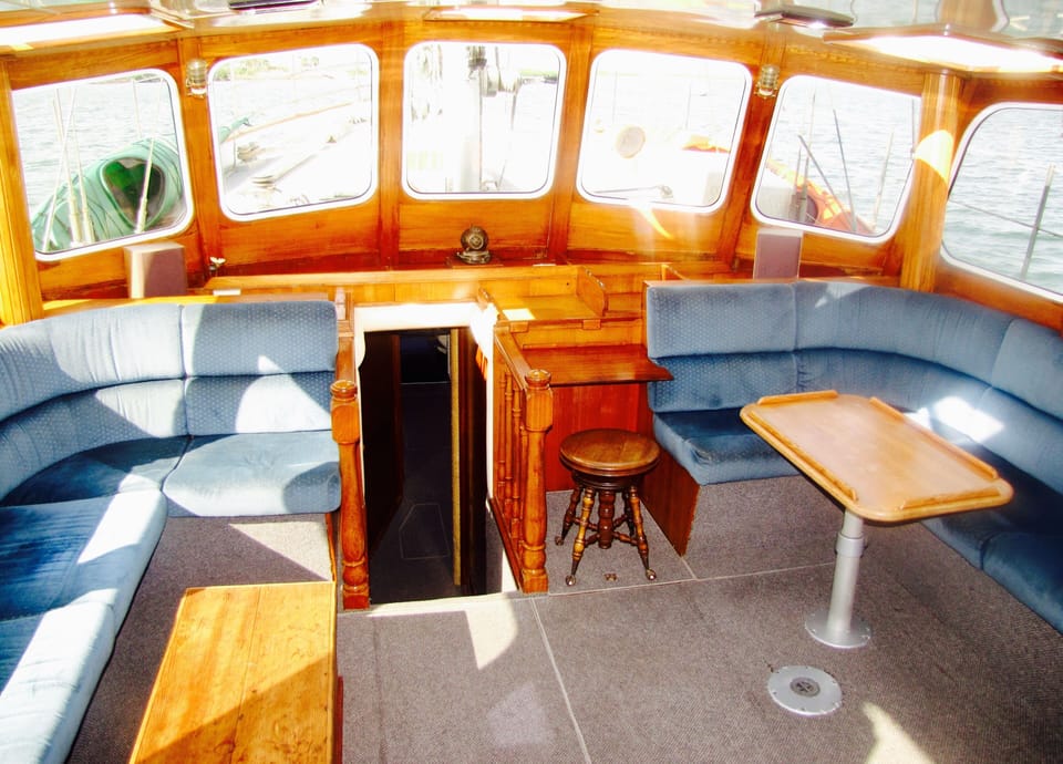 Large, bright & comfy salon
