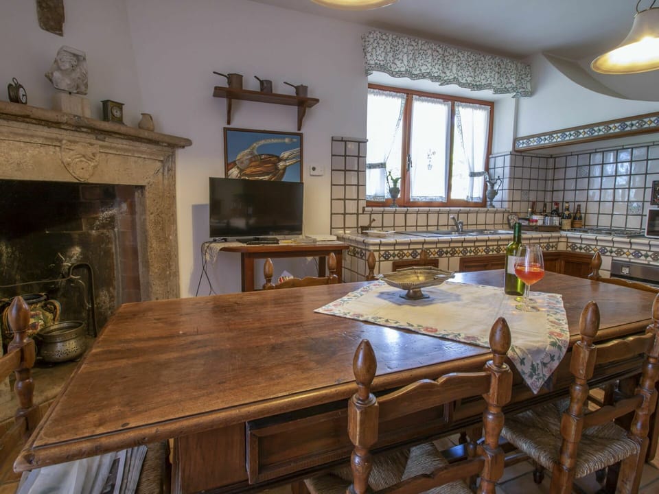 Table, Furniture, Window, Picture Frame, Wood, Building, Interior Design, House, Chair, Kitchen