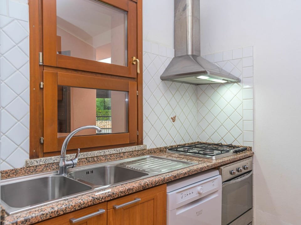 Cabinetry, Kitchen Sink, Countertop, Building, Sink, Property, Tap, Plumbing Fixture, Window, Wood