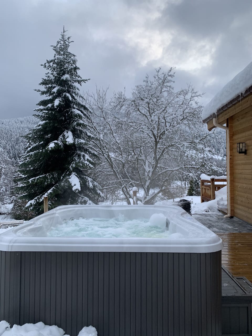 Outdoor spa tub