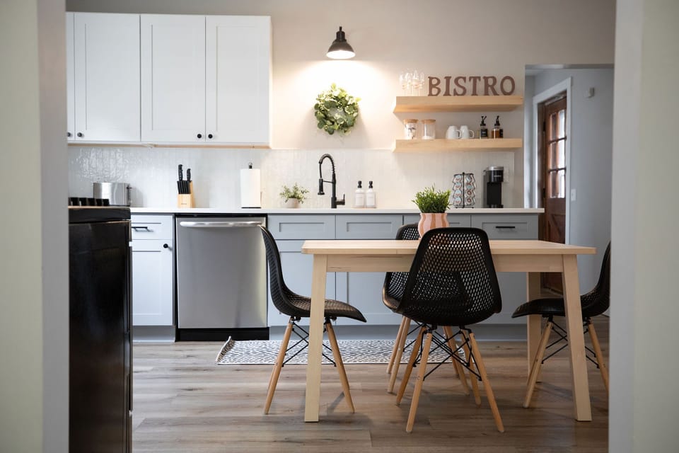 Eat-in Kitchen | Seating for 4