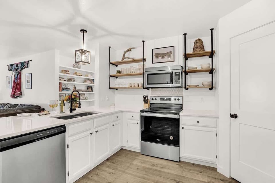 Full kitchen to easily whip up a meal.