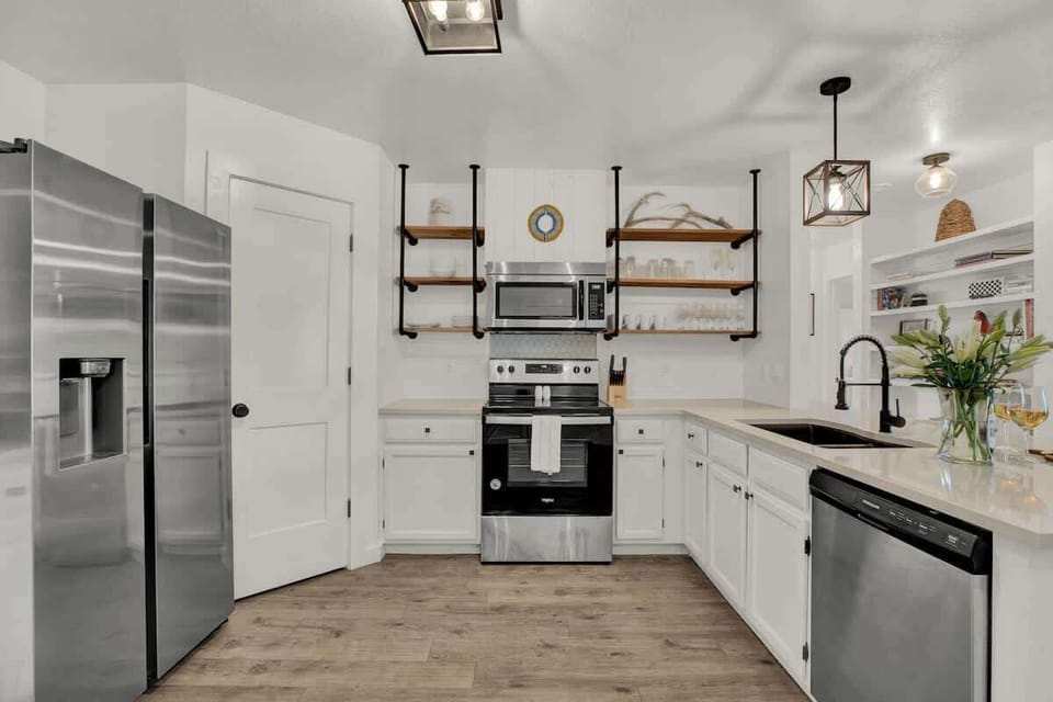 Full kitchen to easily whip up a meal.