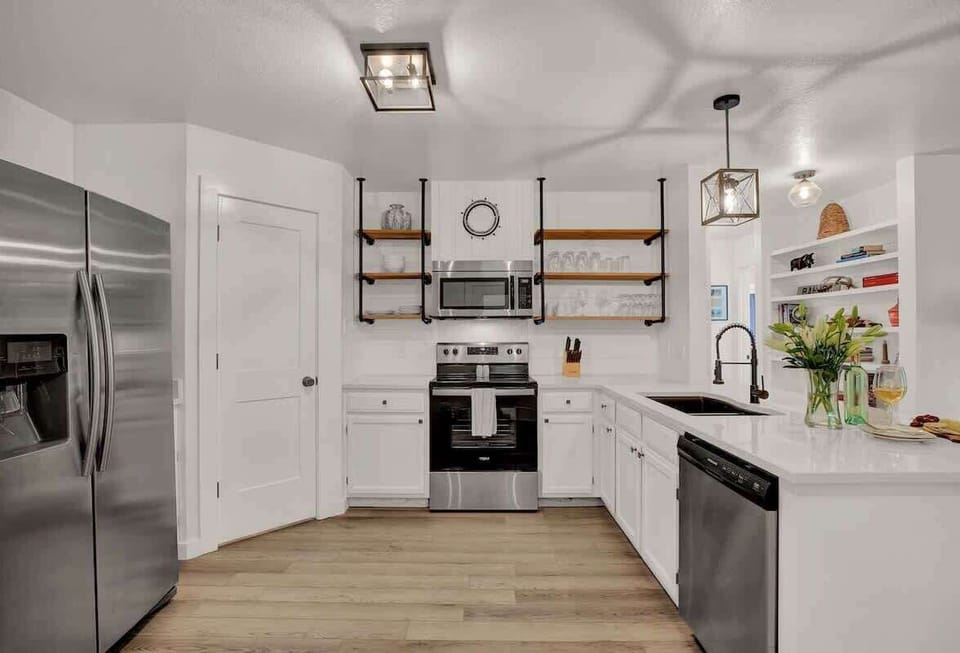 Full kitchen to whip up a meal.