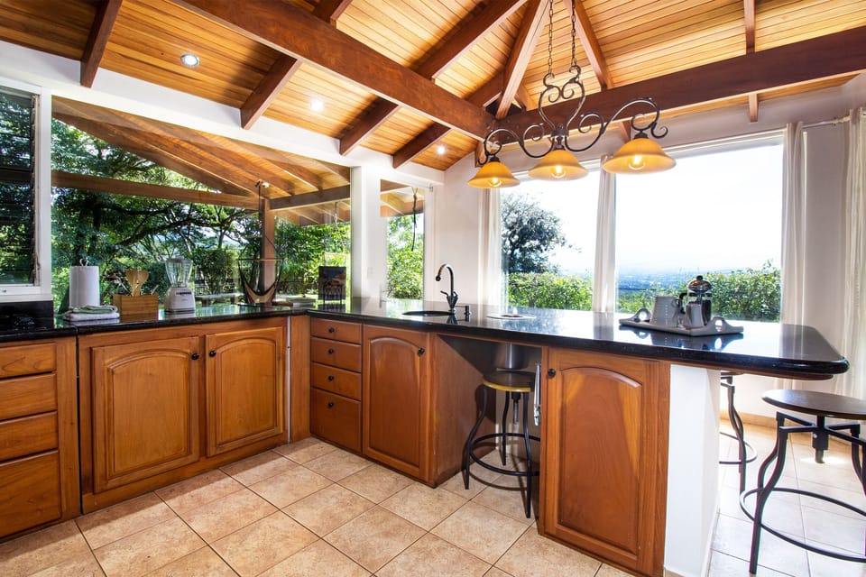 Fully equiped kitchen with view to the garden-outdoor area.