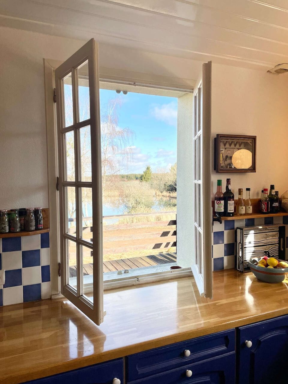 views form the kitchen onto the pond
vues de la cuisine sur l'étang