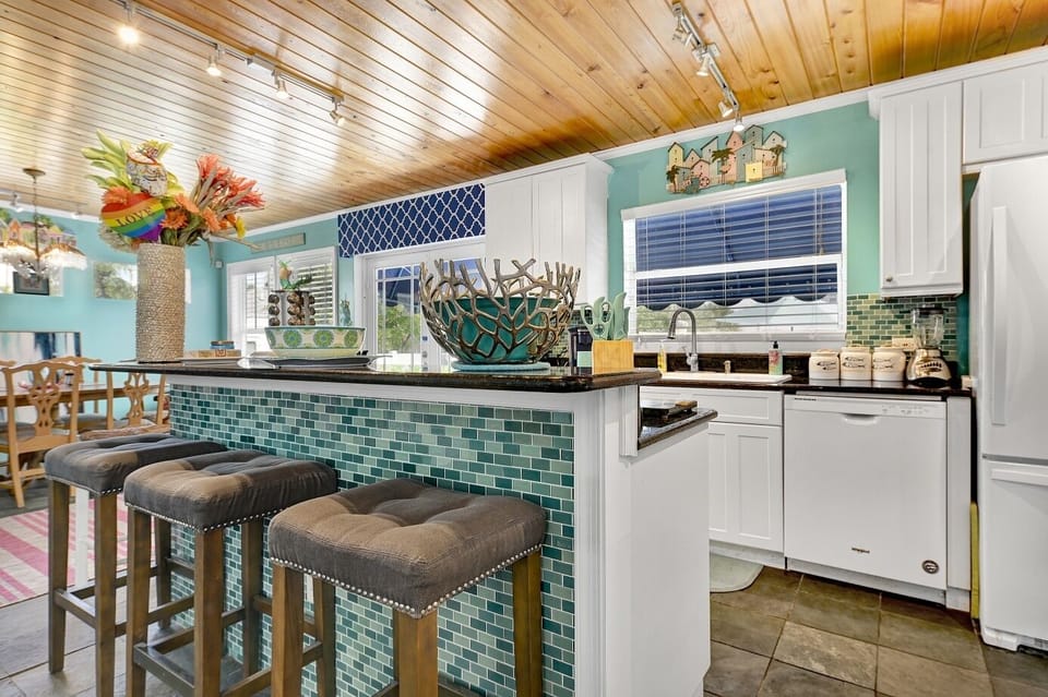 Kitchen bar stool area