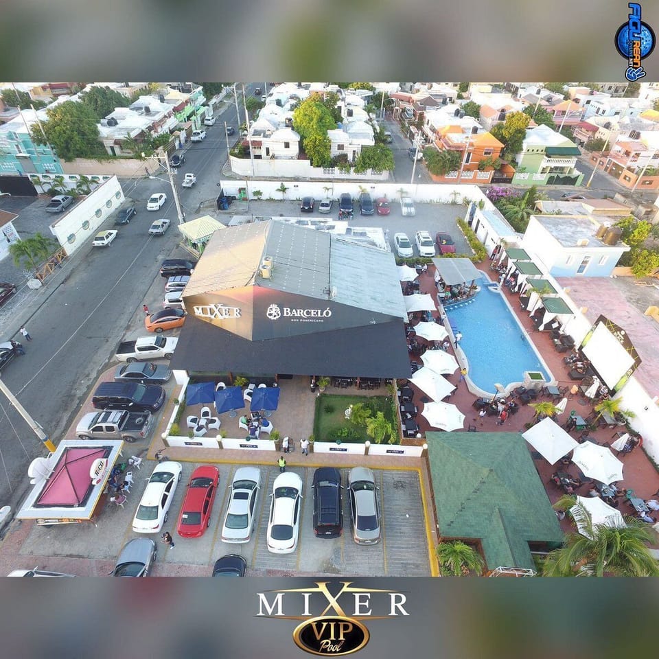 club/bar/lounge/pool with live Djs 5 minutes away 
