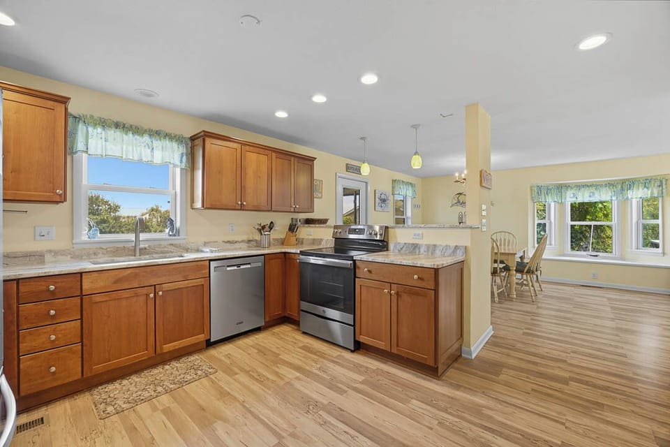 Mid-Level Kitchen with Bar (seats 3)