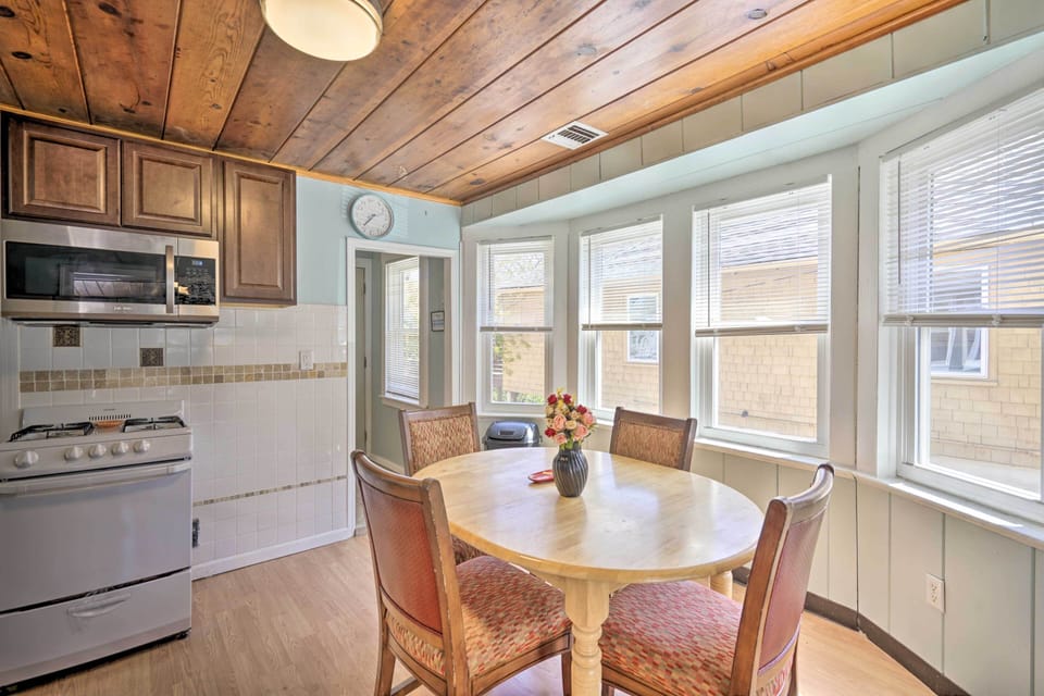 Well-Equipped Kitchen | Microwave