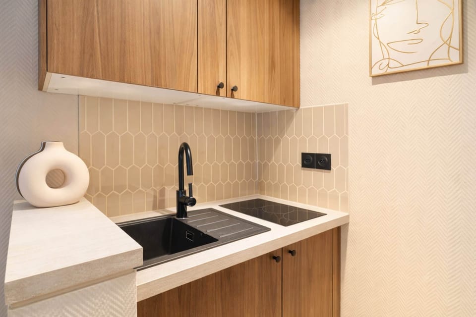 Open kitchen with amenities during your stay
