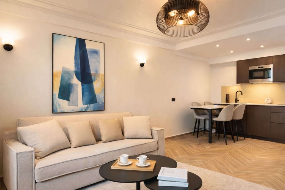 Perfect living room for families and friends, with TV & Wi-Fi, overlooking the kitchen