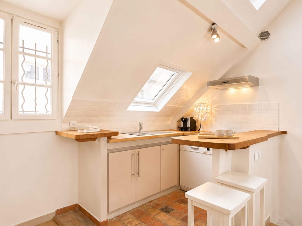 Prepare your meals while gazing at the city Skyline
