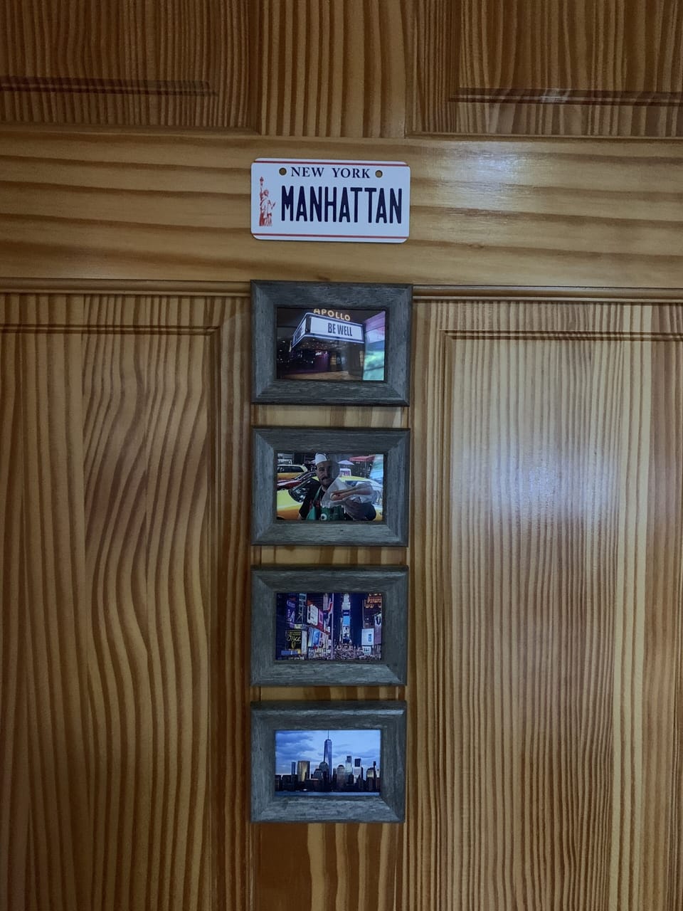 "Manhattan" Bedroom 3 - main floor, queen bed, smart tv, bureau.