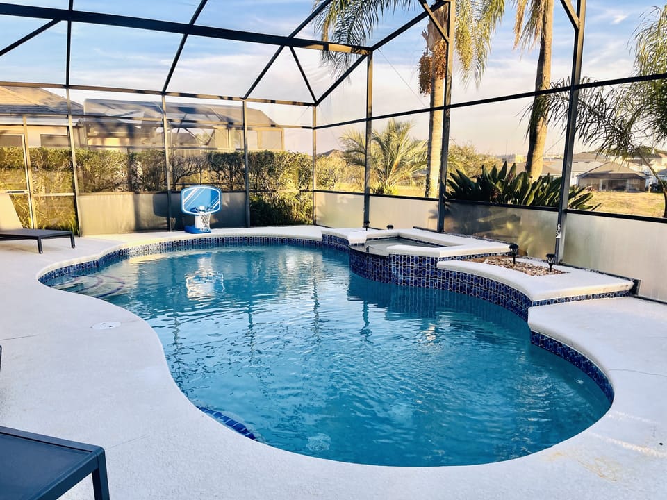 33' Newly resurfaced South facing Pool
basketball, 7 Sunloungers, Dinning