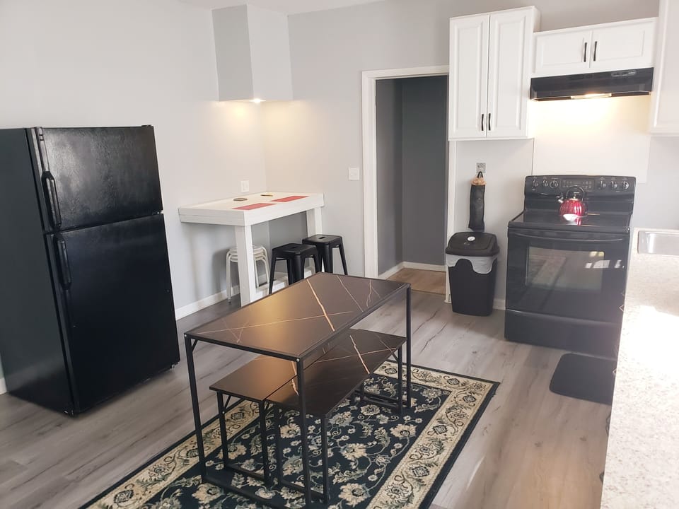 Eat-in Kitchen with custom built desk/Lighting/full size appliances 