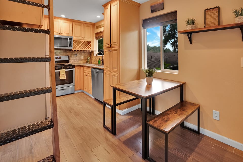 Enjoy your meal with Ridgetop Mnt views!