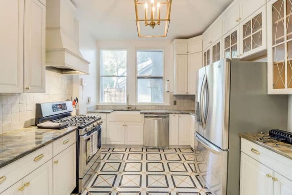 Fully stocked kitchen with stainless appliances and a gas stove!