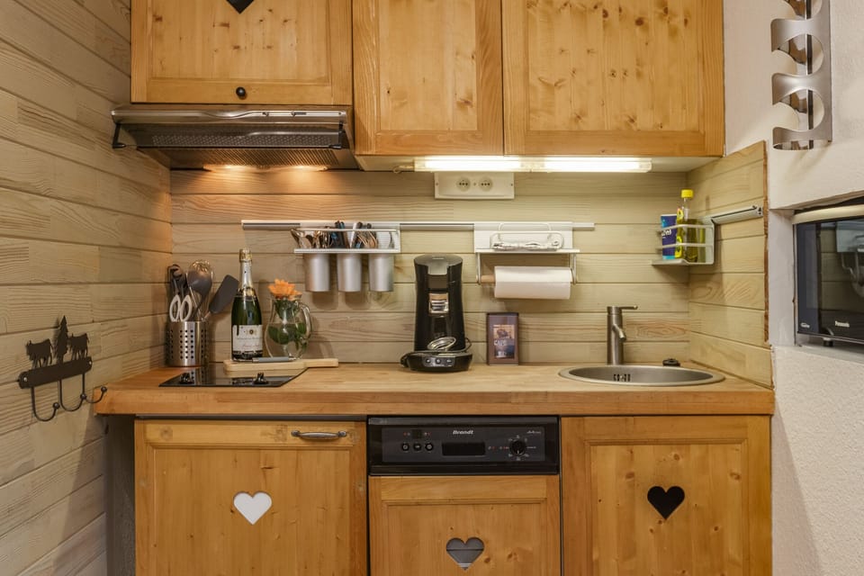 Charming mountain style kitchen all well equipped