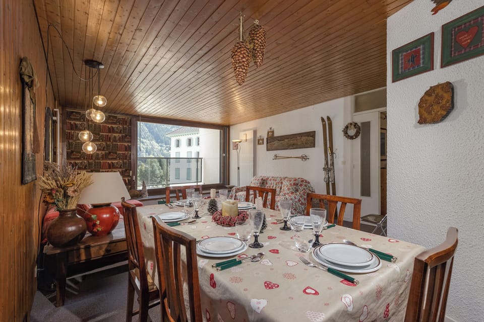 Cozy dining for 6