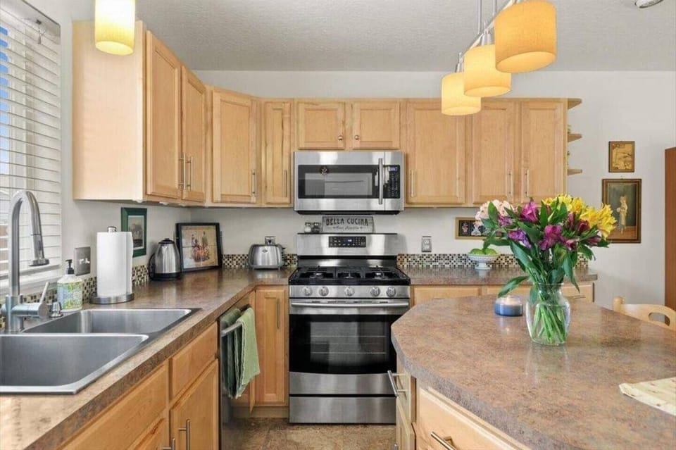 Kitchen (Main Floor) 