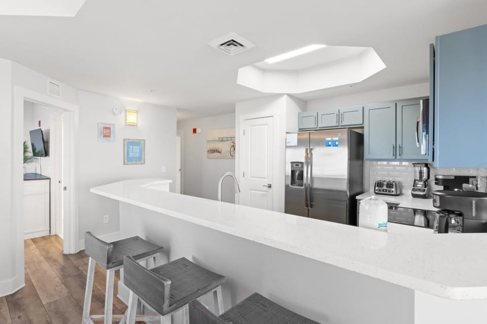 Kitchen with Breakfast Bar