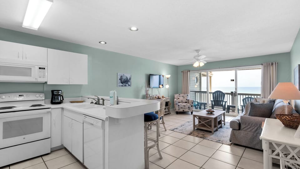 Mistral 15 Living Area